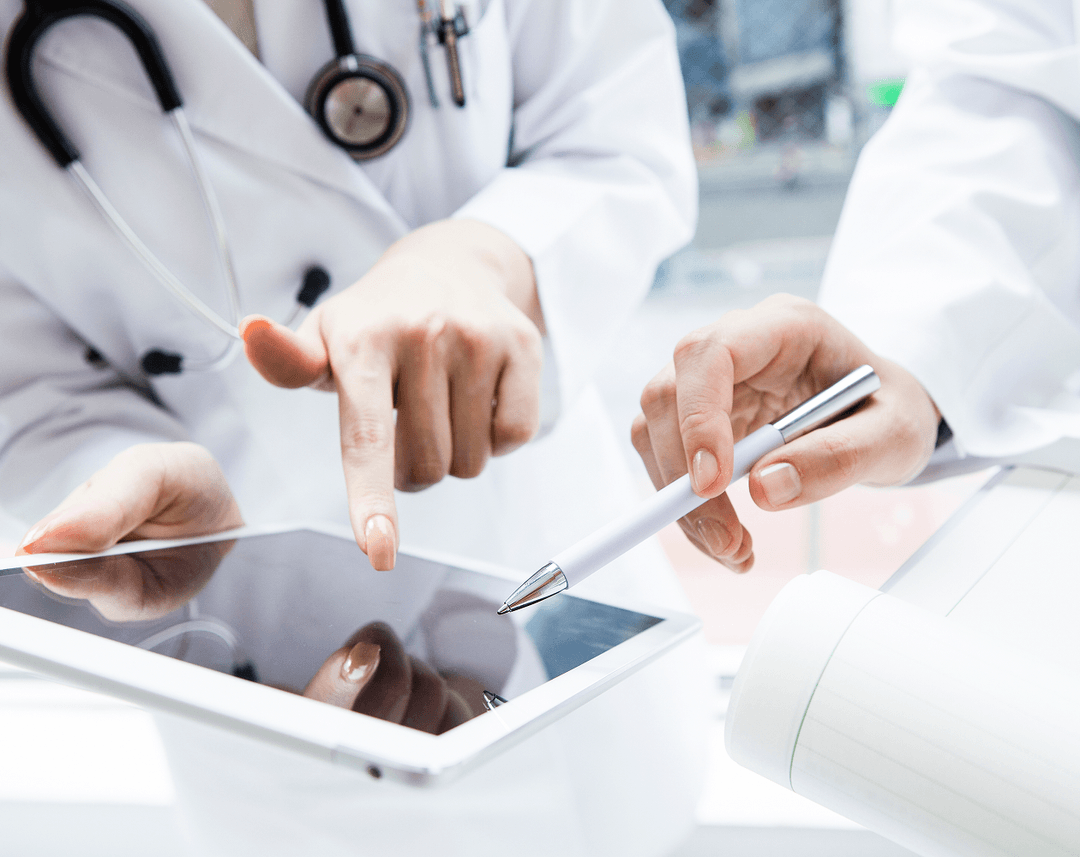 医療従事者がタブレットを操作している様子
