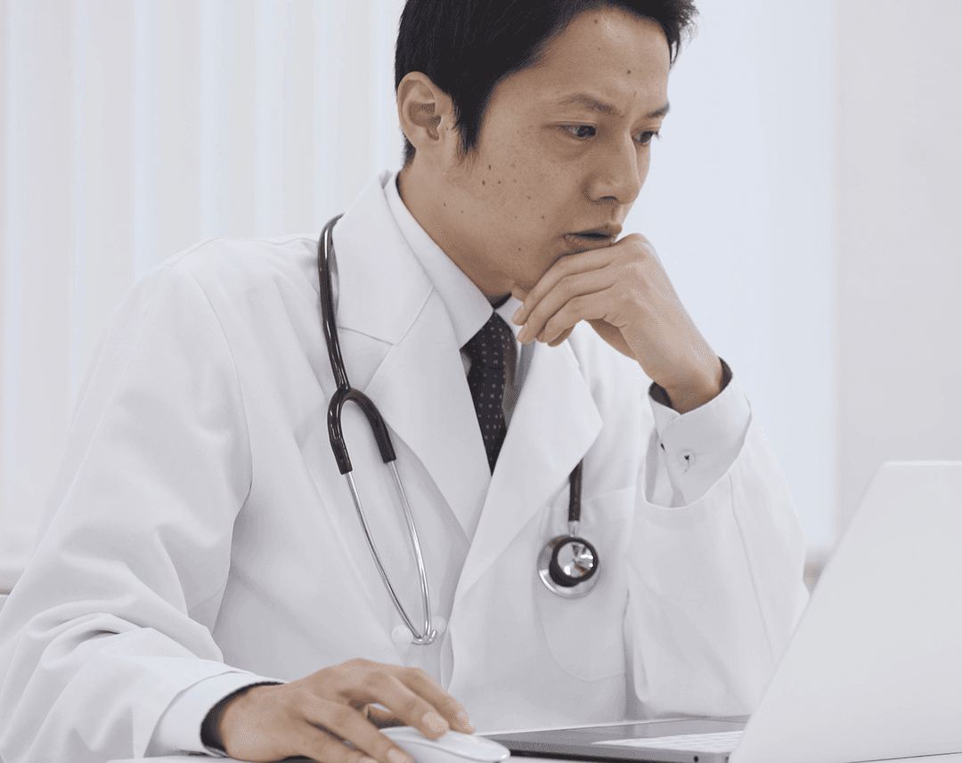 考える医師の横顔