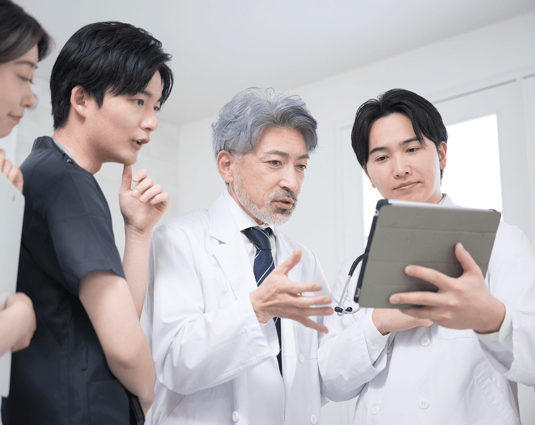医療従事者がタブレットを操作している様子